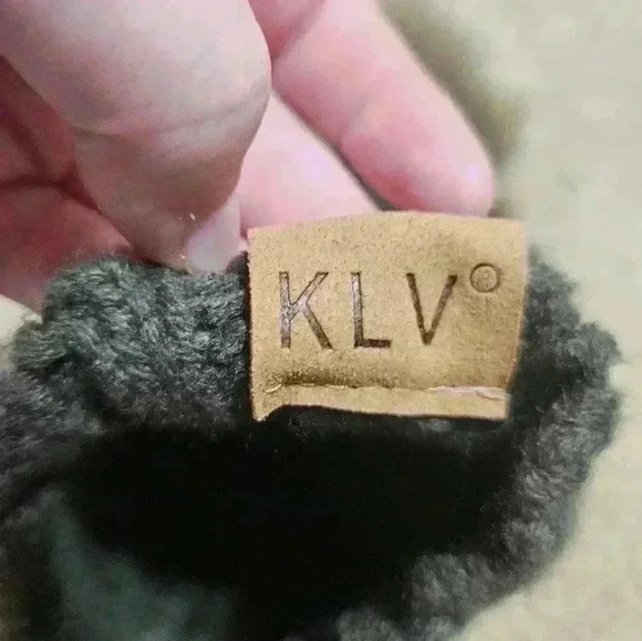 KLV puffball knit beanie! - Picture 2 of 2
